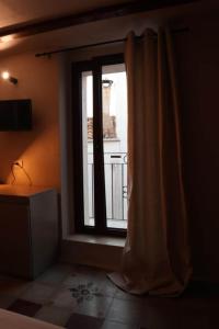 een slaapkamer met een raam met uitzicht op een gebouw bij La Casetta b & b in Turi