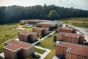 una vista aérea de una fila de edificios de madera en Wohnothek en Eisenberg an der Pinka