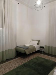 - une chambre dotée d'un lit avec des murs et des rideaux blancs dans l'établissement Rome - Termini House, à Rome
