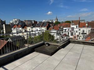 widok na miasto z dachu budynku w obiekcie Dreamland Apartments EU, Brussels w Brukseli