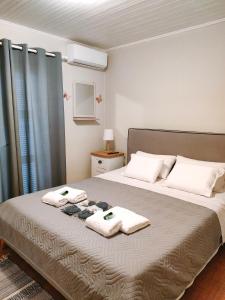 um quarto com uma cama com toalhas em Zika's House em Kanálion