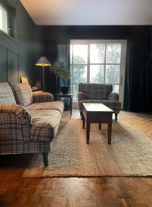 uma sala de estar com dois sofás e uma mesa de centro em The cozy family Retreat Lübeck em Lübeck