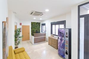 萨贡托Hotel Sagunto的一间位于房间中间的带冰箱的办公室
