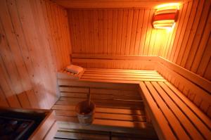 een kleine sauna met een emmer in het midden bij Kyriad Dijon Est Mirande in Dijon +49 foto's