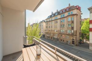 a balcony with a bench and a view of a street at Schöne 2 Zimmer Wohnung zentral in Stuttgart West in Stuttgart