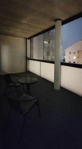 Zimmer mit einem Tisch und Stühlen auf einem Balkon in der Unterkunft Lahti Furn House in Lahti