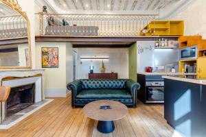 uma sala de estar com um sofá e uma mesa em LA Sainte Catherine 215 em Bordéus mais 2 fotografias