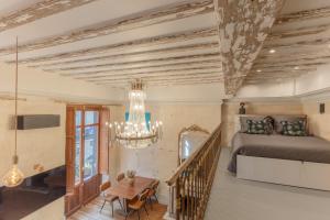 um quarto com uma cama e um lustre em LA Sainte Catherine 215 em Bordéus