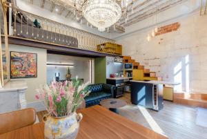 uma sala de estar com uma mesa e um sofá em LA Sainte Catherine 215 em Bordéus