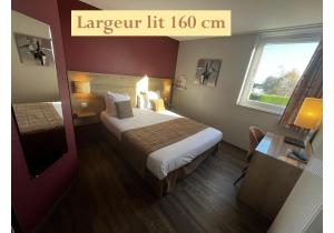 ein Hotelzimmer mit einem großen Bett und einem Fenster in der Unterkunft Le Pavillon de Rouen in Franqueville-Saint-Pierre