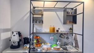 une cuisine avec une étagère et de la nourriture. dans l'établissement Il Sottobosco, à Satriano di Lucania