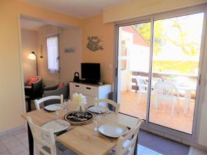 TV a/nebo společenská místnost v ubytování Saint Georges de Didonne - APPARTEMENT COSY avec BALCON - PROCHE PLAGE