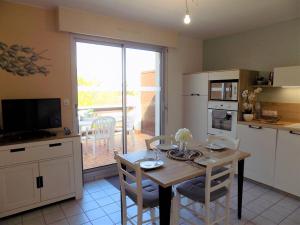 Kuchyň nebo kuchyňský kout v ubytování Saint Georges de Didonne - APPARTEMENT COSY avec BALCON - PROCHE PLAGE + 18 fotografií