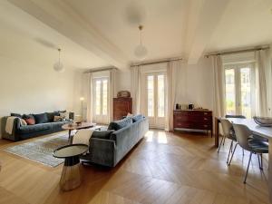 een woonkamer met een bank en een tafel bij Nestor&Jeeves - BELLE EPOQUE - Central, Close sea in Nice