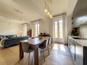 een keuken en een woonkamer met een tafel en stoelen bij Nestor&Jeeves - BELLE EPOQUE - Central, Close sea in Nice