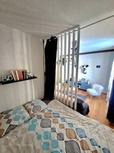 ein Schlafzimmer mit einem Bett und ein Wohnzimmer in der Unterkunft Studio au cœur des Alpes et Parking gratuit in Crans-Montana