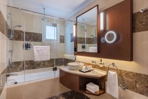 Uma casa de banho em Riviera Rayhaan by Rotana Doha