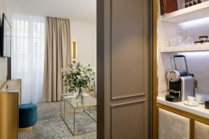 una habitación con una mesa con un jarrón de flores en Maison Albar - Le Vendome, en París