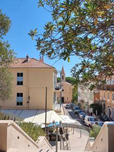 Blick auf eine Straße in einer Stadt mit Gebäuden in der Unterkunft Studio Mezzanine Piscine presqu'île de Giens in Hyères
