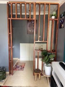 een kamer met een houten ladder in een kamer bij Vicks home in Mtwapa