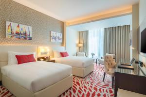 Uma televisão e/ou sistema de entretenimento em Riviera Rayhaan by Rotana Doha