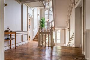 een lege hal met een trap in een gebouw bij Villa Alecya in Sainte-Catherine-de-Fierbois