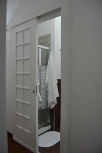 een badkamer met een spiegel en een witte deur bij B&B Paolo e Mariella in Palermo