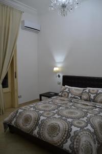 Schlafzimmer mit einem Bett und einem Kronleuchter in der Unterkunft B&B Paolo e Mariella in Palermo