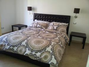 een slaapkamer met een groot bed en 2 tafels bij B&B Paolo e Mariella in Palermo