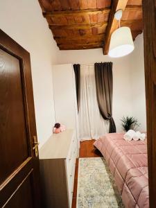 1 dormitorio con cama, escritorio y ventana en Il cretto bianco en Città di Castello