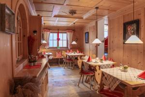 Reštaurácia alebo iné gastronomické zariadenie v ubytovaní Sportpension Elisabeth