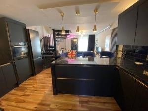 eine Küche und ein Wohnzimmer mit einer Arbeitsplatte in der Unterkunft Stunning 2 bed apartment, in the heart of Exeter! in Exeter