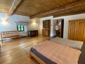 Postel nebo postele na pokoji v ubytování Medieval Cottage Šumava