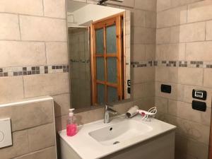 a bathroom with a sink and a mirror at Alloggio Kenne, a 200m dagli impianti Monterosaski in Champoluc
