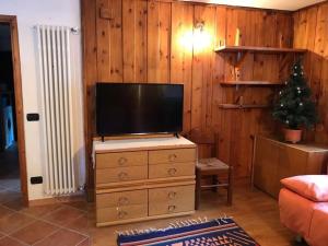 a television on top of a dresser in a living room at Alloggio Kenne, a 200m dagli impianti Monterosaski in Champoluc