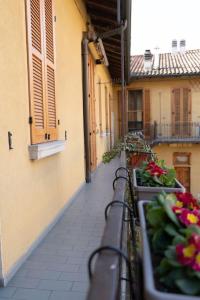 - un balcon fleuri sur le côté du bâtiment dans l'établissement Isabella's Luxury Boutique, à Corsico