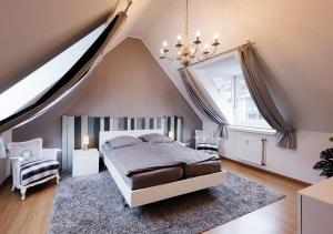 ein Schlafzimmer mit einem Bett und einem großen Fenster in der Unterkunft Karbon in Münster