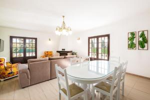 uma sala de estar com uma mesa e um sofá em Villa Guerreiro em Albufeira