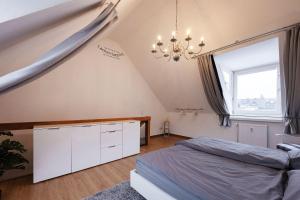 een slaapkamer met een bed en een raam bij Karbon in Münster