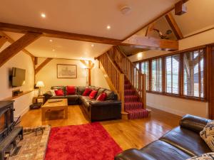 een woonkamer met een bank en een trap bij The Hayloft in Canterbury