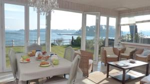 uma sala de jantar com uma mesa com comida em Cottage maritime avec vue exceptionnelle sur mer em Baden