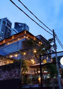 Un edificio con luces en la parte superior por la noche. en Bestow Boutique Hotel, en Kuala Lumpur