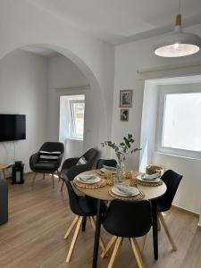 salon ze stołem jadalnym i krzesłami w obiekcie Vista del Mar Guest House w Albufeirze