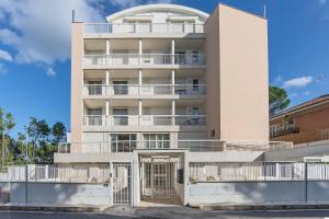 un edificio de apartamentos con fachada blanca en Appartamenti Tre Fontane, en Roma