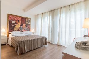- une chambre avec un lit et une peinture murale dans l'établissement Appartamenti Tre Fontane, à Rome