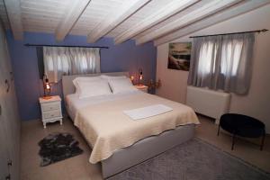una camera con un grande letto in una camera blu di Villa Stratos Corfu -private pool and hot tub a Città di Corfù