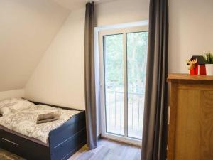 - une chambre avec un lit à côté d'une fenêtre dans l'établissement Ferienhaus "Felix" mit freiem Blick, à Korswandt