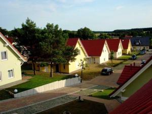 una fila de casas con techos rojos en un pueblo en Ferienhaus "Felix" mit freiem Blick, en Korswandt