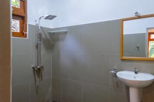 uma casa de banho com um chuveiro e um lavatório. em The Native Weligama em Weligama