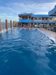 Bazén v ubytování LUMBAYAN BEACH RESORT nebo v jeho okolí